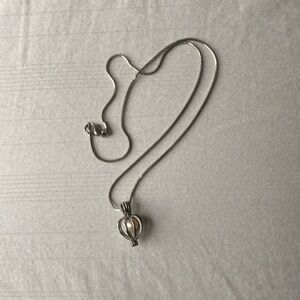 Souvenir pearl necklace